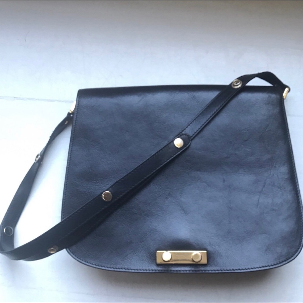 Chic black leather Marni shoulder bag! 🙌🏼